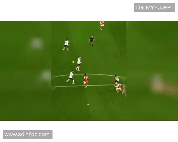 足球巨星逆天远射破门瞬间全场沸腾点燃无数球迷热血激情